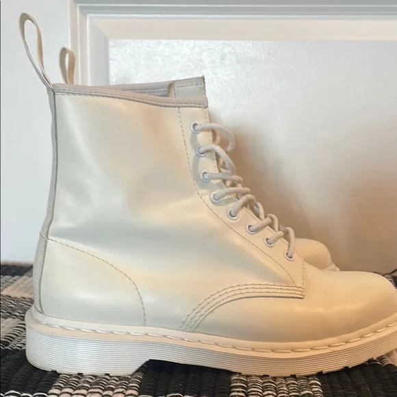 Dr. Martens Men’s Off-White Lace-Up Boots, mens 11 - Picture 7 of 16